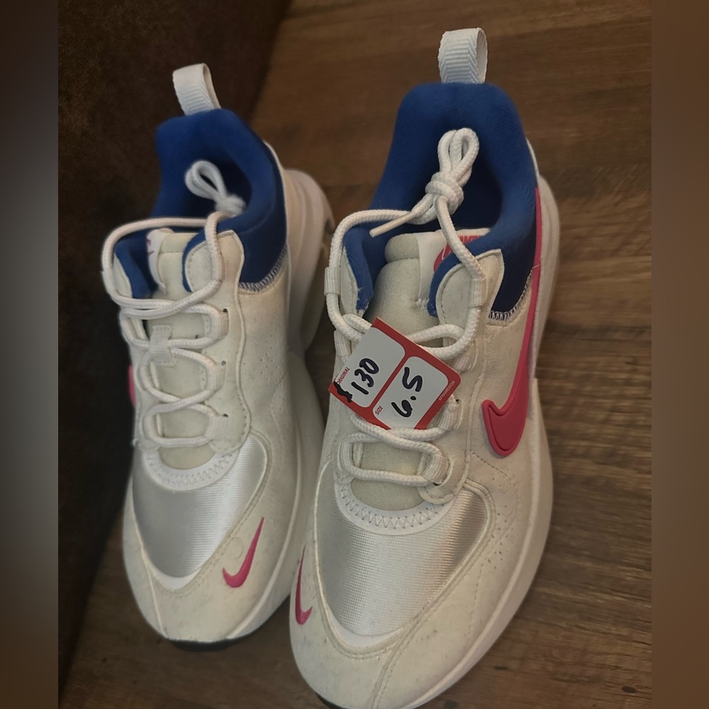 Nike air max sneakers women’s size 6 white/blue/pink. Casual shoe training.